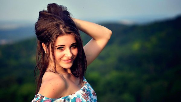 Девушка скромная