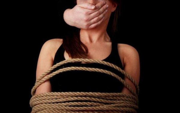 Связанная девушка