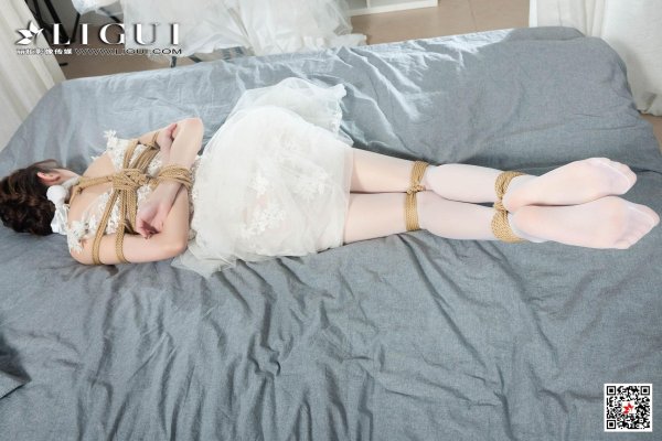 Связанная девушка