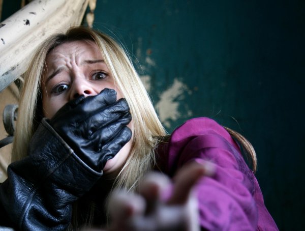 Связанная девушка