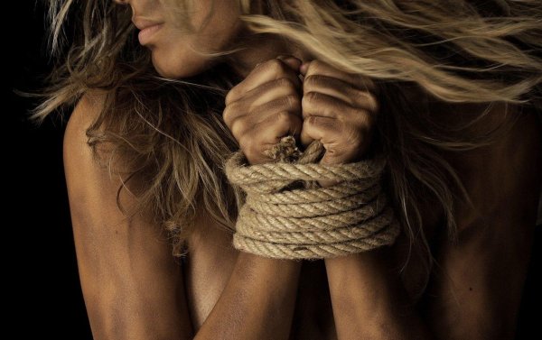 Связанная девушка