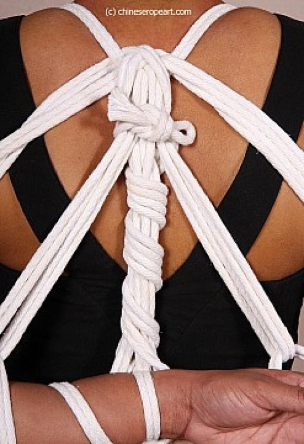 Связанная девушка