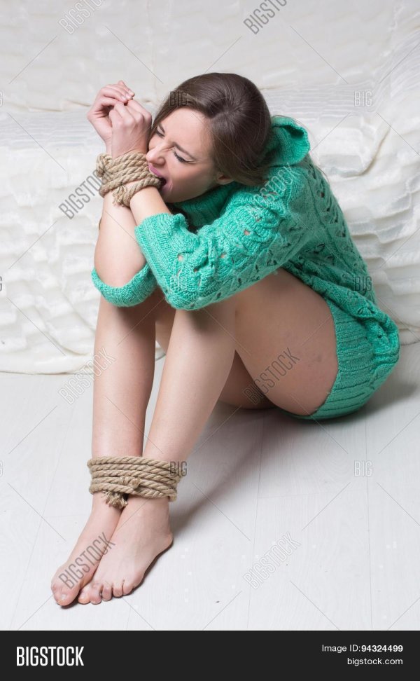 Связанная девушка