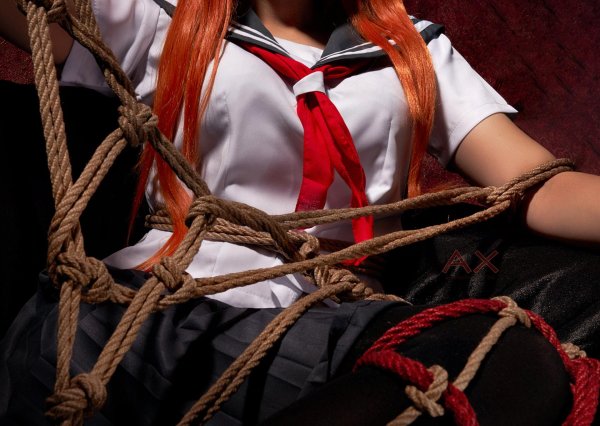 Связанная девушка