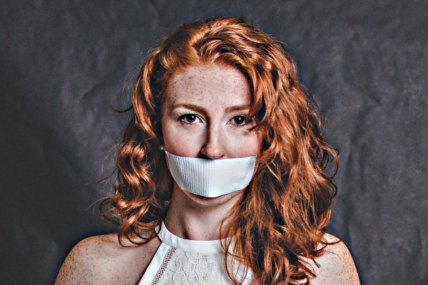 Связанная девушка