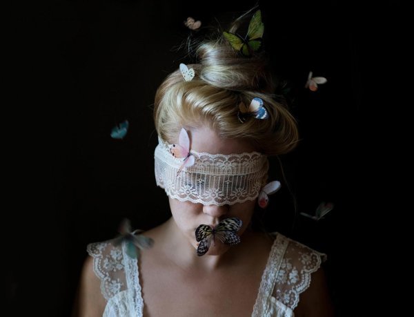 Связанная девушка