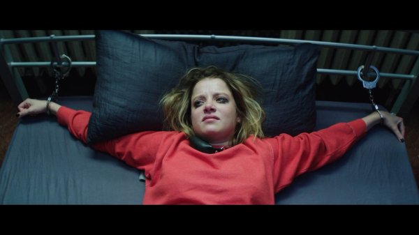 Связанная девушка