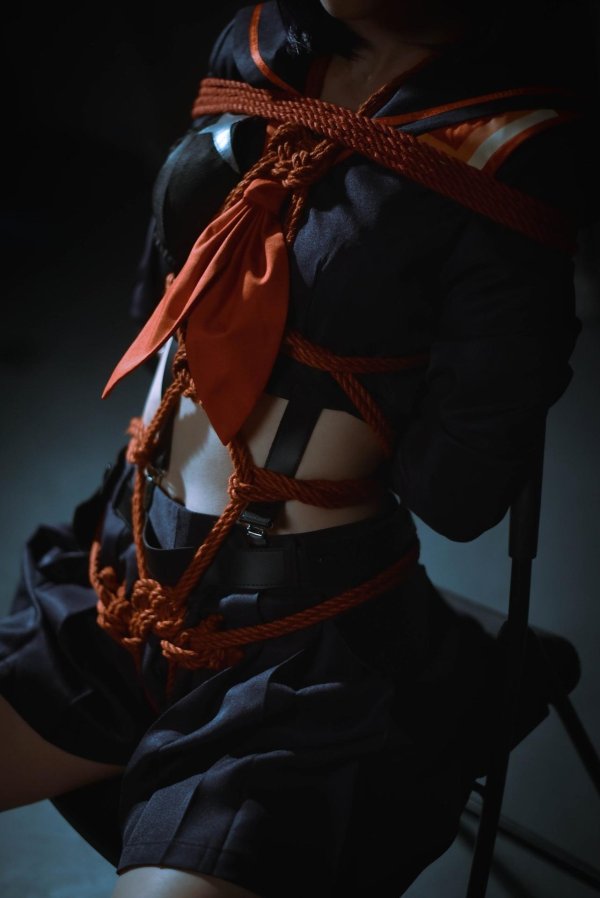 Связанная девушка