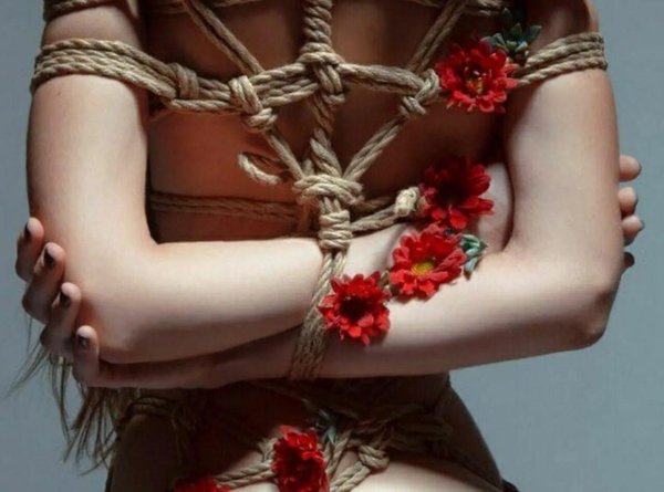 Связанная девушка