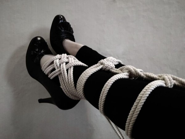 Связанная девушка