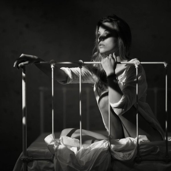 Связанная девушка