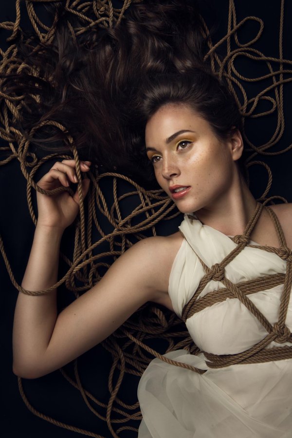 Связанная девушка