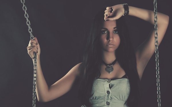 Связанная девушка