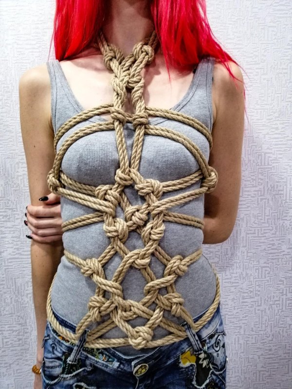 Связанная девушка