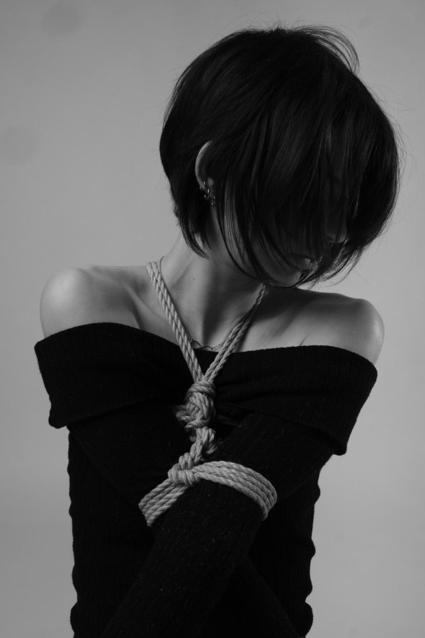 Связанная девушка