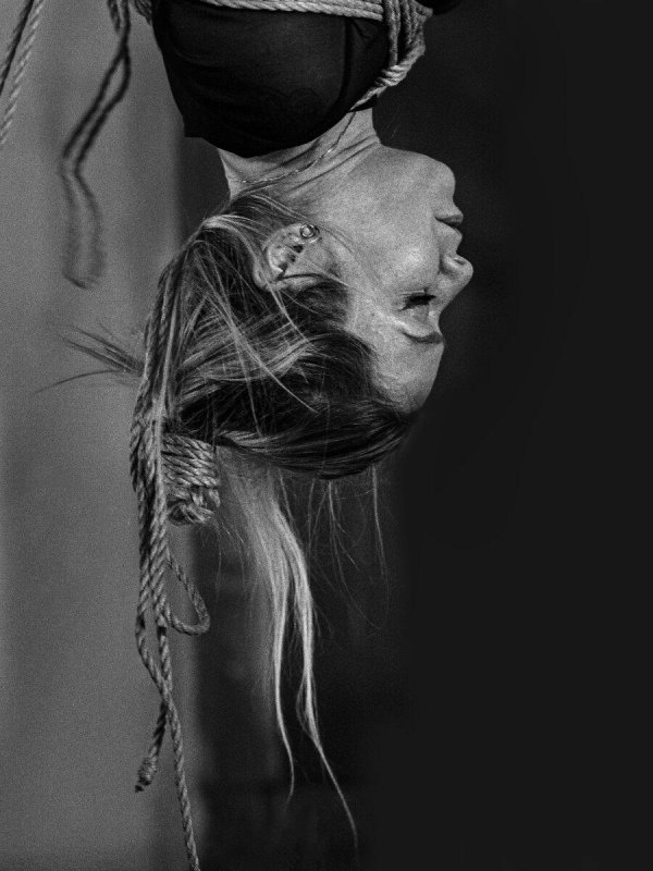 Связанная девушка