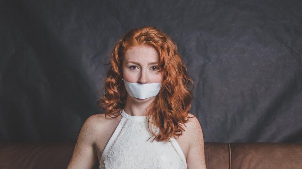 Связанная девушка