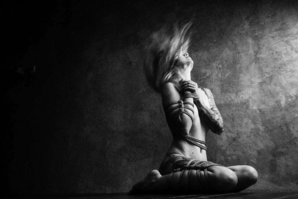 Связанная девушка