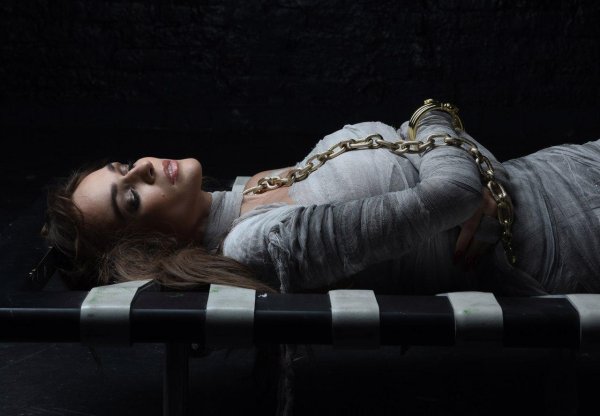 Связанная девушка