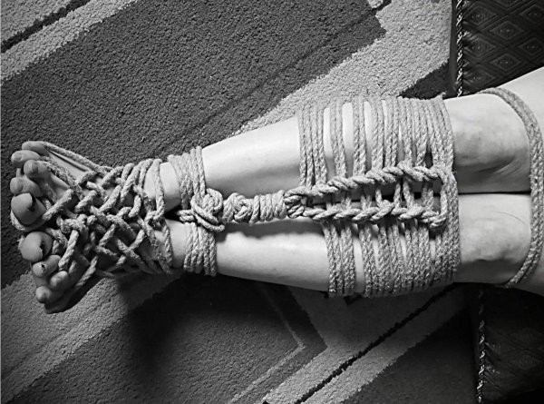 Связанная девушка