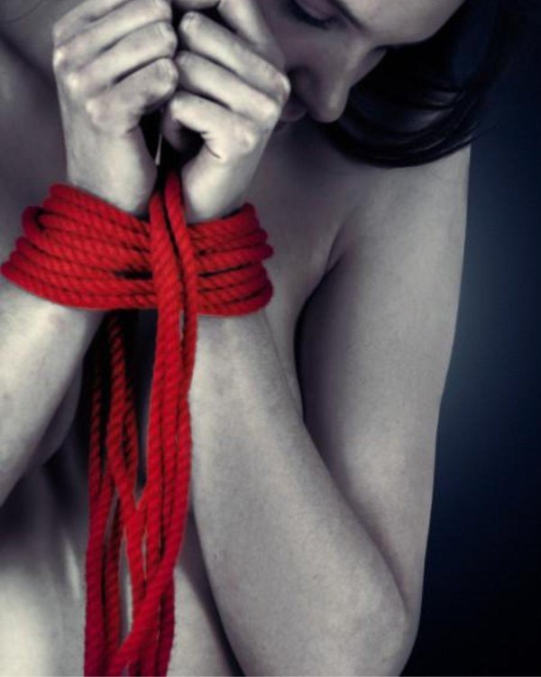 Связанная девушка