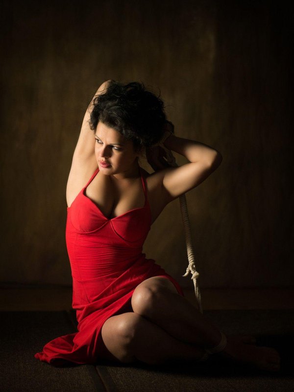 Связанная девушка