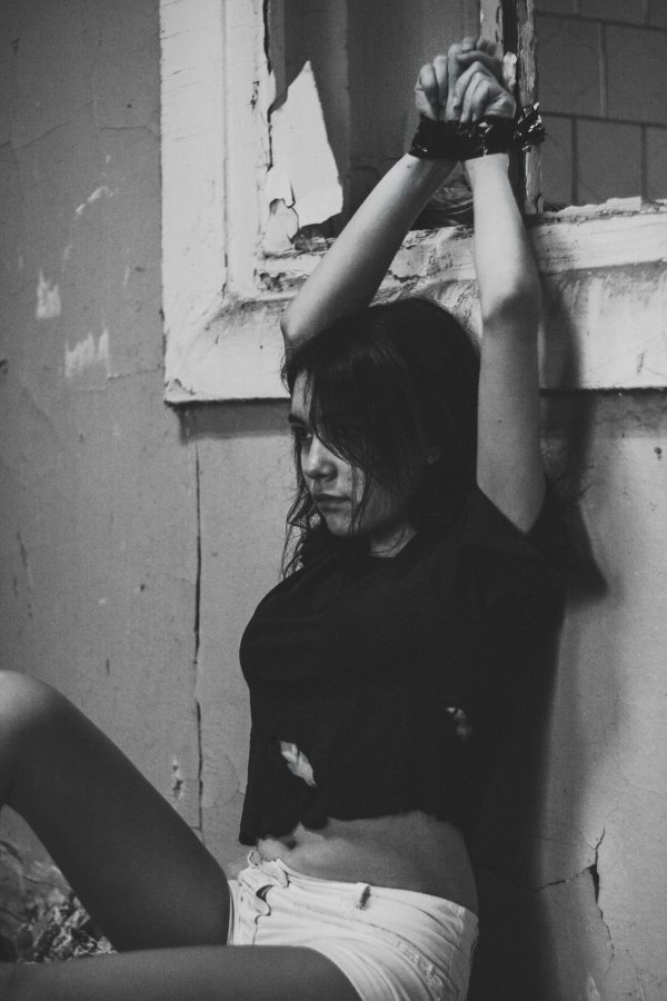 Связанная девушка