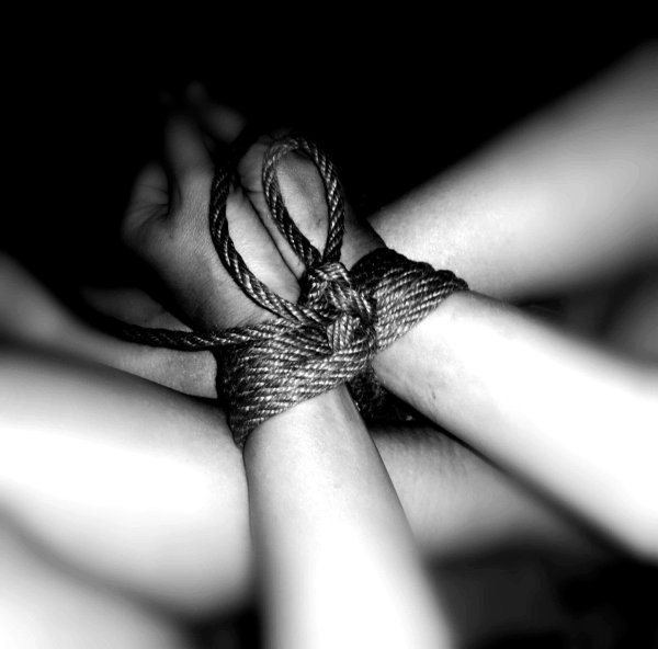 Связанная девушка