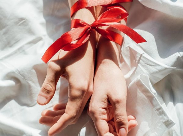 Связанная девушка