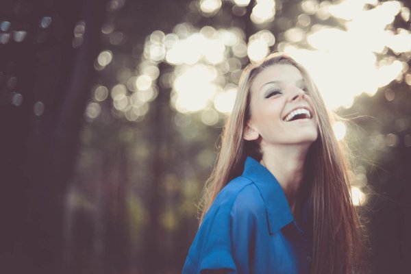 Девушка смеется