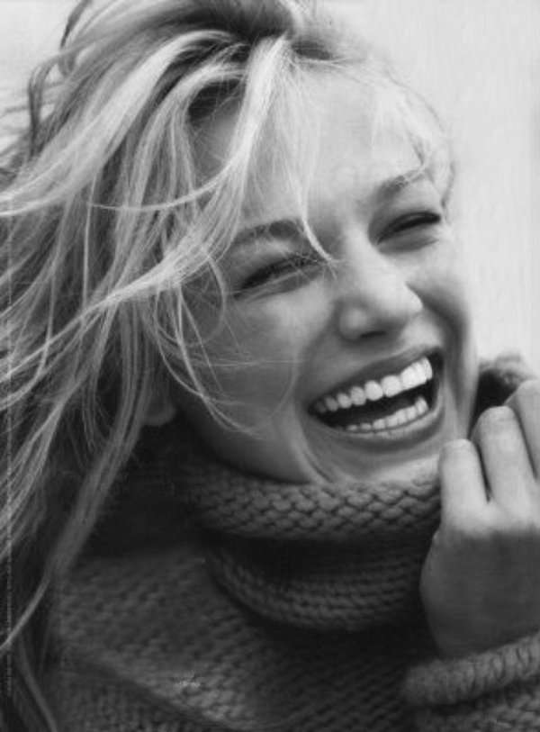 Девушка смеется