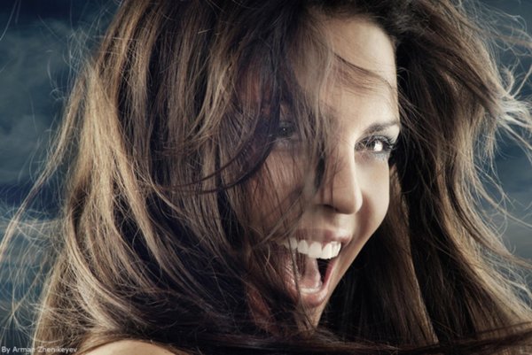 Девушка смеется