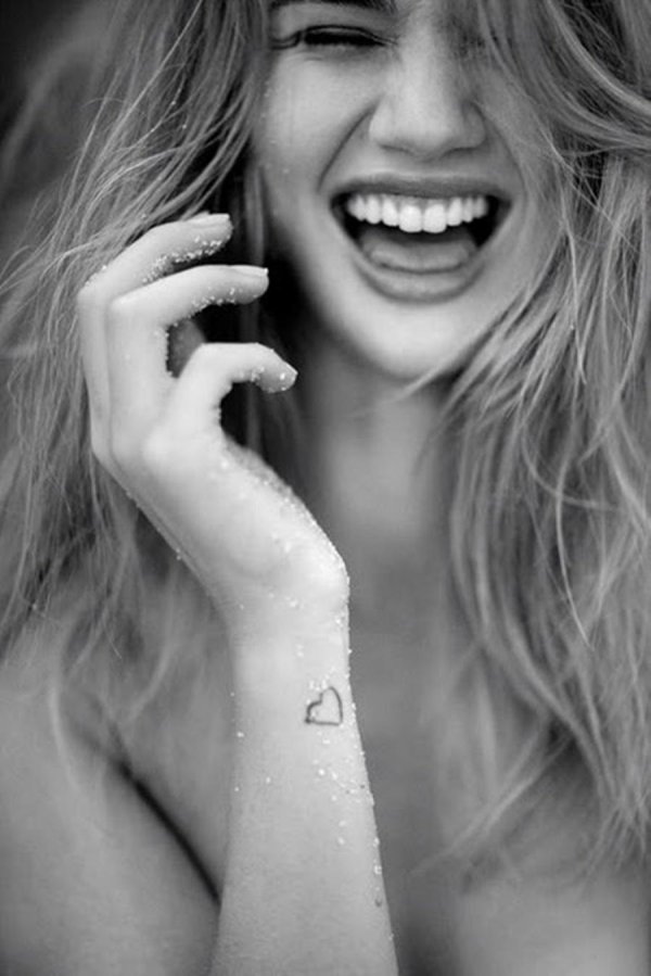 Девушка смеется