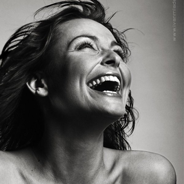 Девушка смеется