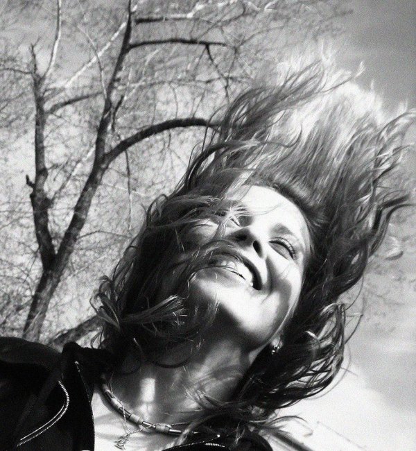 Девушка смеется