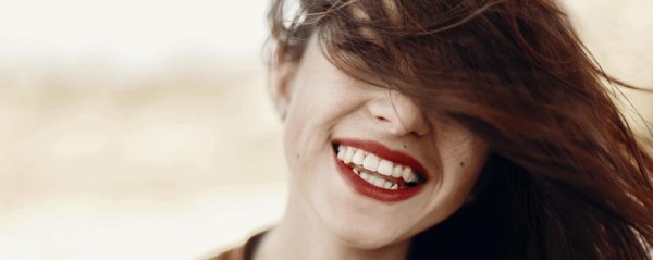 Девушка смеется