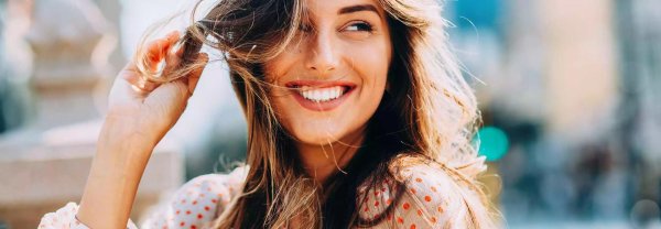 Девушка смеется