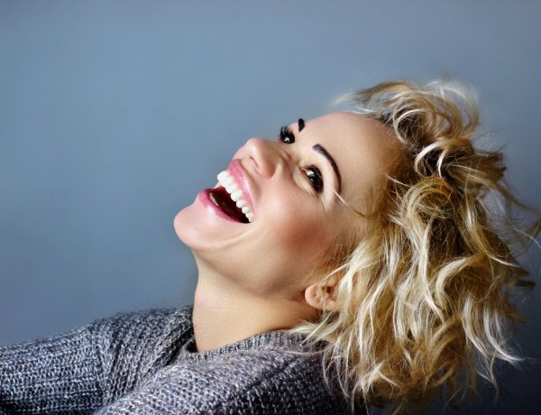 Девушка смеется