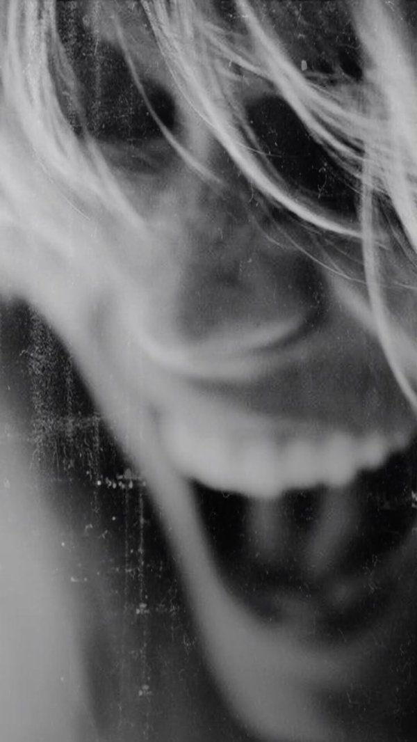 Девушка смеется