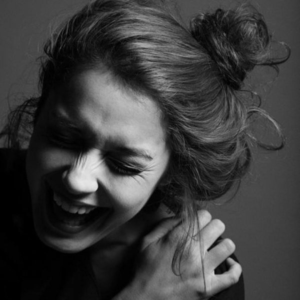 Девушка смеется