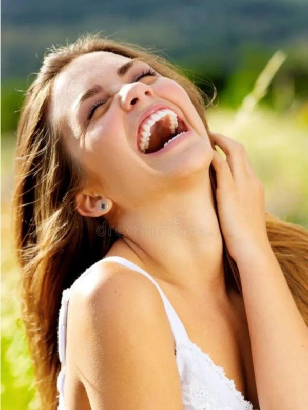 Девушка смеется