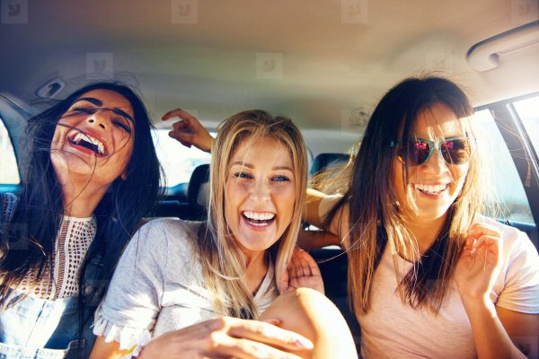 Девушка смеется