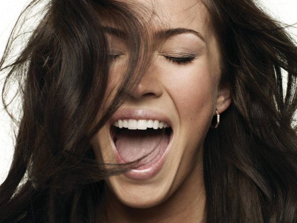 Девушка смеется