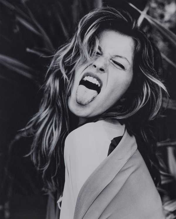 Девушка смеется