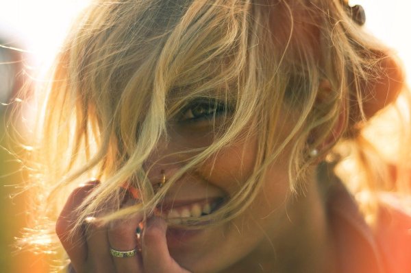 Девушка смеется