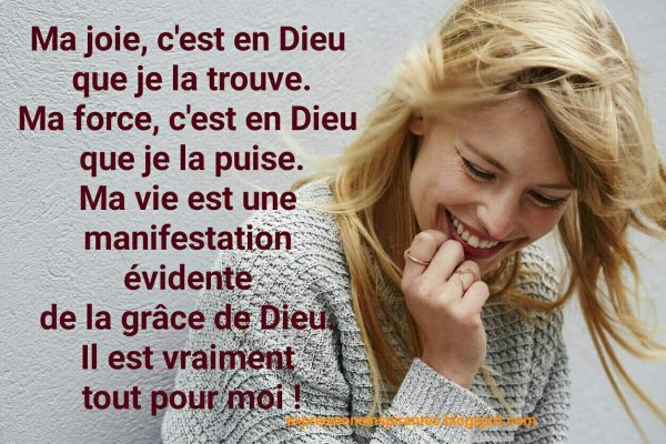 Девушка смеется