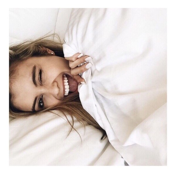 Девушка смеется