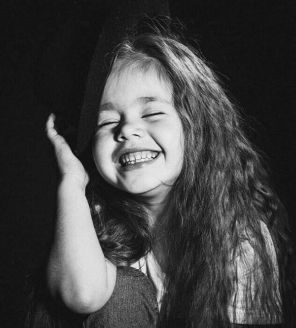 Девушка смеется