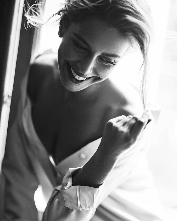 Девушка смеется