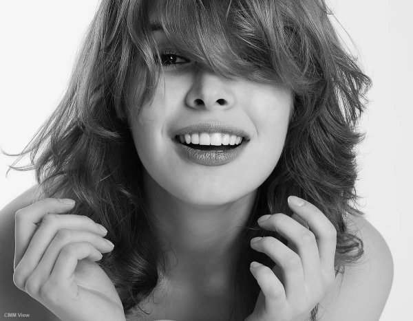 Девушка смеется